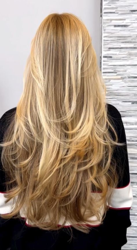 Long Blonde Hair With Lots Of Layers, Golden Blonde Hair Layers, Light Brown To Golden Blonde Balayage, Super Long Blonde Hair With Layers, Lightly Layered Long Hair, Golden Blonde Long Hair, Middle Part Long Layers, Light Honey Blonde Balayage, Golden Blonde With Lowlights