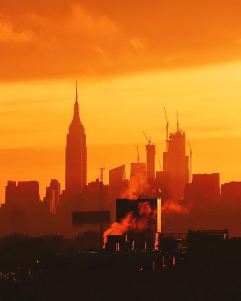 A striking orange sunset over Manhattan. Phot Yellow New York Aesthetic, Manhattan Sunset, New York City Sunset Wallpaper, Newyork Sunsets Aesthetic, New York Orange Sky, Orange City, Red Sunset, Sunset City, New York Aesthetic