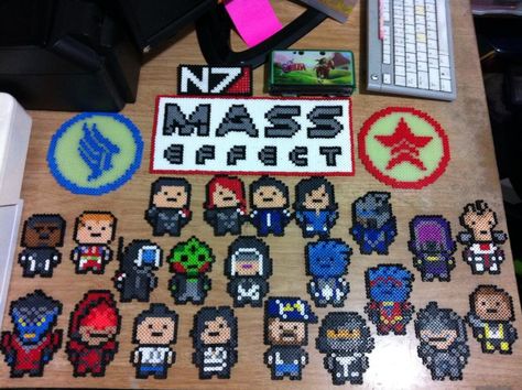 mass effect Pokemon Perler Beads, Perler Ideas, 3d Perler Bead, Art Perle, Geek Crafts, Bead Sprite, Iron Beads, Bead Weaving Patterns, Pixel Art Pattern