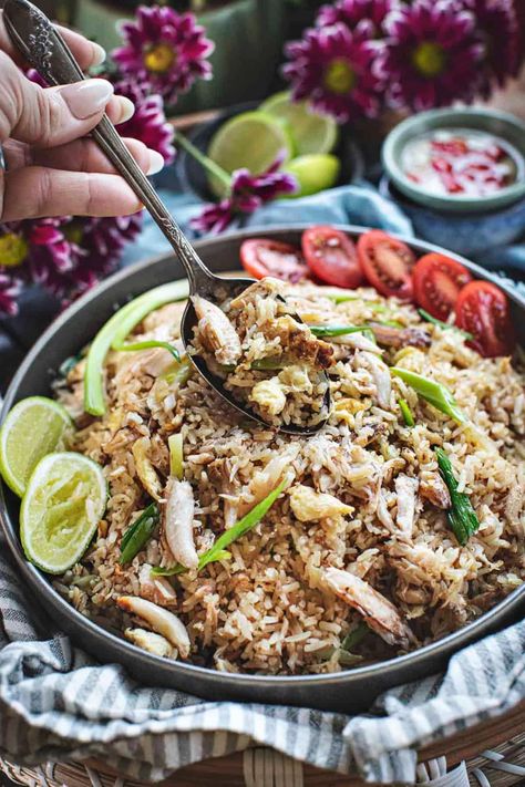 Try this delicious and easy Thai crab fried rice recipe! Made with jasmine rice, succulent crab meat, and flavorful sauces, it's a popular dish in Thailand. Cooked to perfection in a wok, this fried rice is simple yet incredibly tasty. #crabfriedrice #thaicrabfriedrice #thaifriedrice #seafoodfriedrice #thaicrabfriedricerecipe #Khaopadbuu #khaopad #thaifriedricecrab #friedrice Thai Crab Fried Rice, Easy Crab Meat Recipes, Crab Fried Rice Recipe, Crab Fried Rice, Maryland Crab Soup, Curry Fried Rice, Crab Appetizer, Crab Fries, Crab Pasta