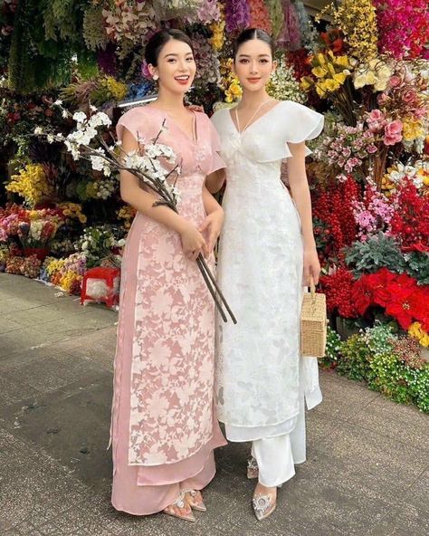 White Dress With Pearls, Vietnamese Ao Dai, Vietnam Dress, Vietnamese Wedding, Wing Sleeves, Vietnamese Dress, Tailored Clothes, Grad Dresses, High Quality Dress