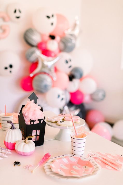 Cute Halloween Party Decorations, Pink Halloween Party, Childrens Halloween Party, Cute Halloween Party, Halloween Party Decor Diy, Golden Arrow, Star Balloons, Kids Halloween Party, Halloween Party Decorations