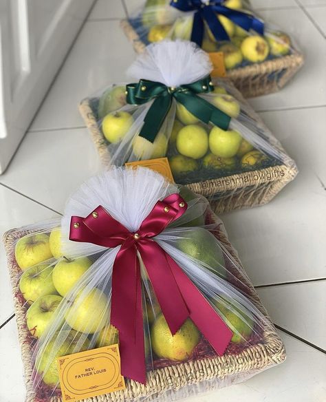 Apples and oranges wrapped in cane basket in white and burgundy theme for thanksgiving. Fruit Basket Ideas Gift, Traditional African Wedding, Hampers Wedding, Apples And Oranges, Wedding Gift Hampers, Fruit Hampers, Fruit Basket Gift, Wedding Gift Pack, Creative Wedding Gifts