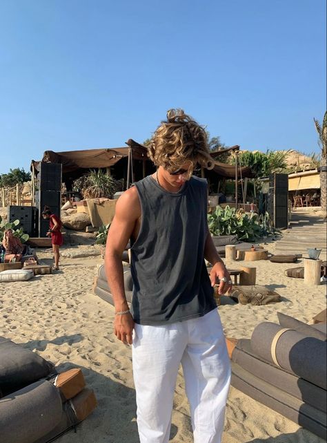 Surfer Boy Outfits, Surfer Boy Aesthetic, Mens Surfer Style, Surfer Outfit, Surfer Aesthetic, Mens Fashion Week Street Style, Surfer Boy Style, Surfer Boy, Beach Fits