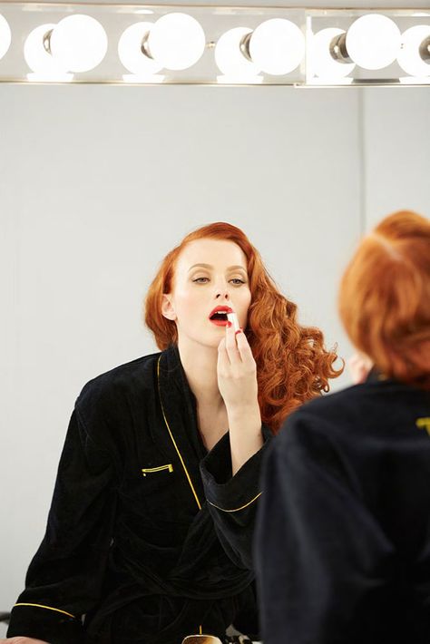 Karen Elson's gorgeous red mane Rich Hair Color, Pirelli Calendar, Karen Elson, Carine Roitfeld, How To Apply Lipstick, Makati, Fashion Photo, Redheads, Red Hair