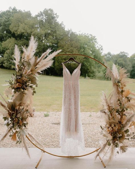 Boho Gold Circle Arch with Pampas grass at Farm at Bentley Fields. Photo: Megan Cassel Photography Boho Circle Backdrop, Boho Hoop Backdrop, Boho Balloon Circle Arch, Circle Arch With Pampas, Pampas Grass Circle Arch, Circle Arch For Wedding, Gold Circle Arbor Wedding, Diy Circle Arch Wedding, Pampas Circle Arch