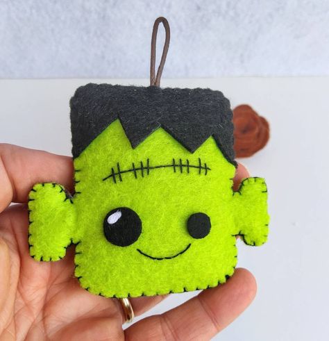 Felt Halloween Decorations, Felt Halloween Ornaments, Halloween Felt Crafts, Felt Keyring, Moldes Halloween, Felt Monster, Halloween Frankenstein, Decoration For Halloween, Felt Keychain