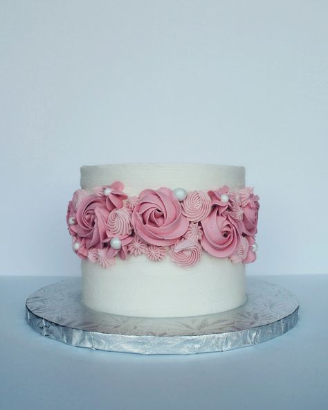 Female Birthday Cake, Birthday Cake For Women Simple, Buttercream Cake Designs, White Birthday Cakes, Cake With Flowers, Special Birthday Cakes, Rosette Cake, Birthday Cake With Flowers, Buttercream Cake Decorating