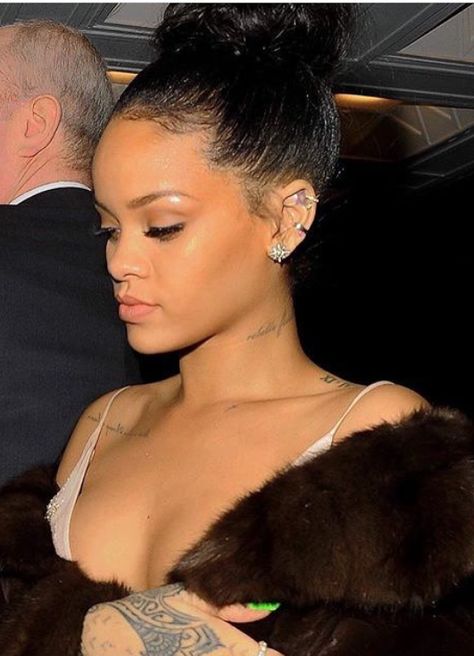 Rihanna Ear Tattoo, Rihanna Shoulder Tattoo, Small Neck Tattoos Black Woman, Back On Neck Tattoo Women, Neck Placement Tattoos, Horizontal Neck Tattoo, Black Women Neck Tattoos, Rihanna Side Profile, Girly Neck Tattoo