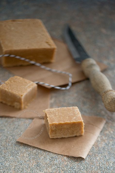 Dulce de leche en tabla (Milk fudge squares) Leche Quemada Recipe, Fudge Squares, Quiche Chorizo, Dominican Recipes, Mexican Sweets, Puerto Rico Food, Milk Candy, Mexican Dessert, Cuban Recipes