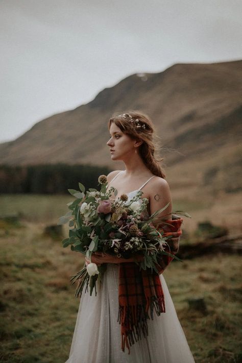 Outlander Wedding Aesthetic, Scottish Inspired Wedding, Rustic Scottish Wedding, Scottish Autumn Wedding, Scotland Wedding Photography, Highland Wedding Scotland, Outlander Wedding Theme, Cottagecore Elopement, Scottish Wedding Dress