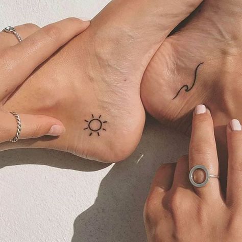 Small Hawaiian Tattoo, Honu Tattoo, Tattoos On Foot, Tiny Foot Tattoos, Tattoo Sonne, Small Foot Tattoos, Dragons Tattoo, Boho Tattoos, Foot Tattoos For Women