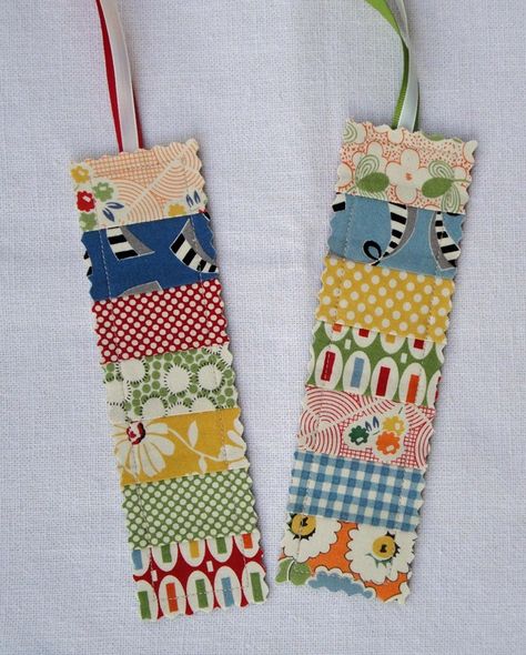 Bookmarks Tutorial, Easy Bookmarks, Scrap Fabric Crafts, Scrap Fabric Projects, Colorful Fabric, Quilted Gifts, Cute Bookmarks, Diy Bookmarks, Small Sewing Projects