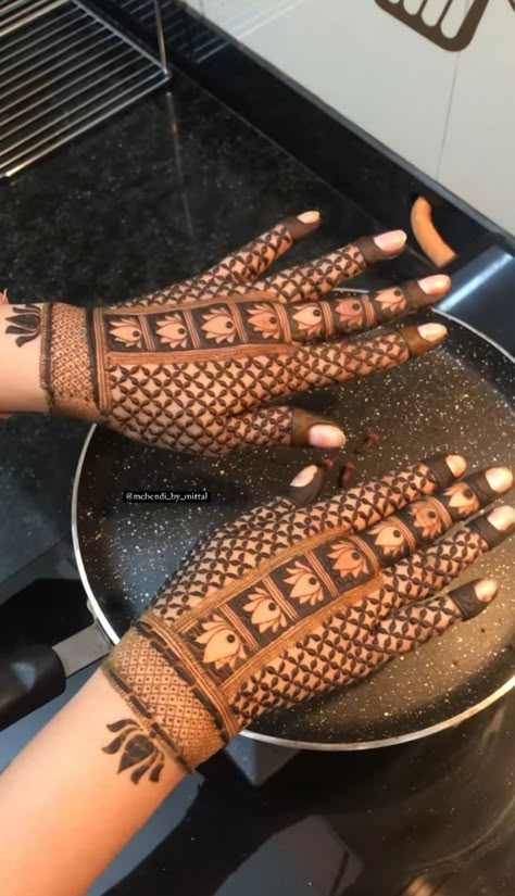 Louts Flower Mehndi, Sider Mehndi Design, Mehndi Design Bridal, Henna Design Ideas, Hand Mehendi, Front Mehndi Design, Palm Mehndi Design, Mehndi Designs For Kids, Very Simple Mehndi Designs