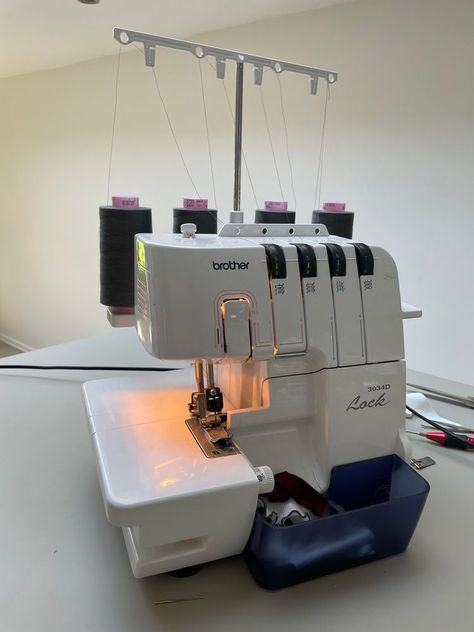 Overlocker Projects, Sewing Activewear, Serger Projects, Serger Tips, Sewing Retreats, How To Thread, Serger Thread, Overlock Machine, Serger Sewing