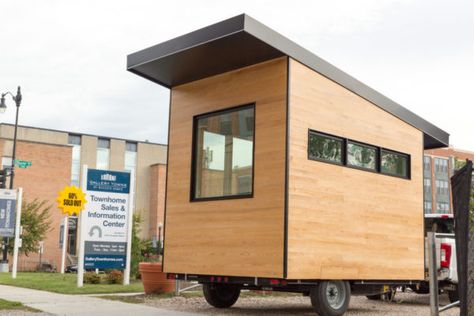 Micro THOW or Workspace - Off-Grid ~2 Links~ http://inhabitat.com/minim-workspace-is-an-affordable-office-that-can-be-parked-like-a-car/ Office On Wheels, Tiny Home Office, Private Workspace, Tiny Office, Tiny Trailers, Mini Office, Tiny House Trailer, Backyard Office, Sales Office