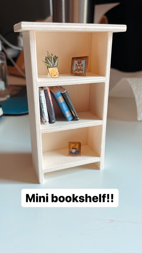 Bookish Crafts Diy, Diy Miniature Bookshelf, Mini Bookshelf Diy, Diy Mini Bookshelf, Miniature Books Diy, Tiny Bookshelf, Diy Dollhouse Books, Diy Tiny Books, Small Bookshelves