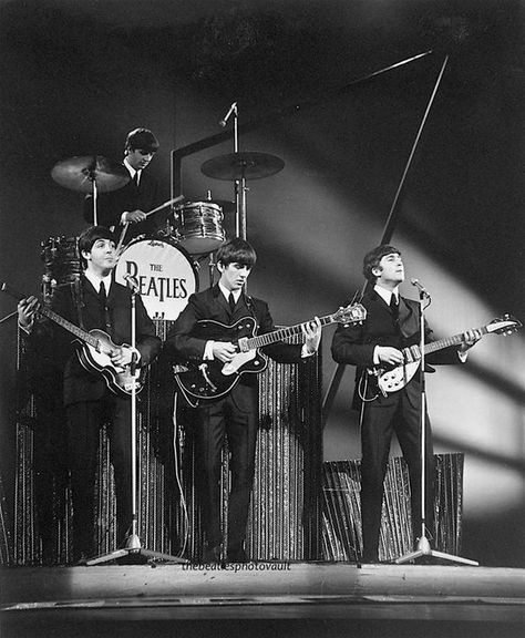 Finance Lifestyle, The Beatles Live, Beatles Guitar, Lennon And Mccartney, Beatles Photos, John Lennon Beatles, Beatles Fans, Beatles John, The Fab Four