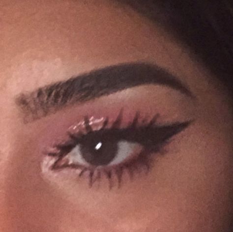 Baddy Eyeliner, Egirl Eyeliner Ideas Hooded Eyes, Pink Hooded Eye Makeup, Bratz Eyeliner, Pink Egirl Make Up, Doe Eye Eyeliner, Egirl Eyeliner Ideas, Eyeliner For Droopy Eyes, Egirl Makeup Pink