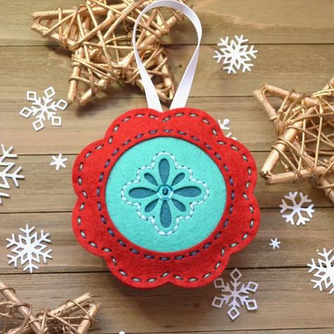 Felt Stitching, Cute Garland, Craft Room Shelves, Circular Window, Christmas Sewing Projects, Holiday Sewing, Holiday 2022, Felt Crafts Christmas, Circle Ornament