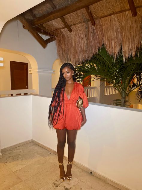 Vacation outfit idea with long knotless braids. Vacation dinner outfit with orange dress, gold heels and gold bag. Vacation Dinner Outfit, Mode Poses, Mexico Vacation Outfits, Cancun Outfits, Tulum Outfits, Jamaica Outfits, Soft Feminine Outfits, Tropical Vacation Outfits, Vacation Outfits Women