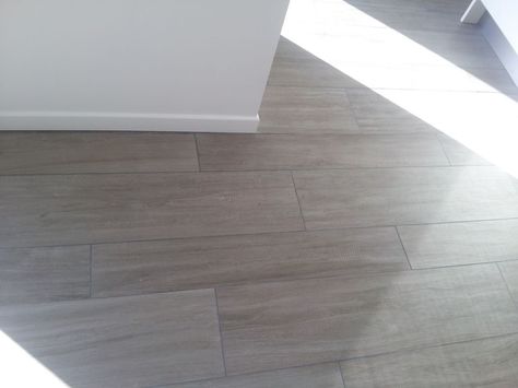 [Idées architecture et déco][Seine Saint Denis (93)] Photo du carrelage imitation parquet Iris ceramica EWOOD couleur Grey (photo prise chez FLAVAL) Faux Parquet, Parquet Floor, Photo Tiles, Saint Denis, Parquet Flooring, Photo Photo, Floor Tiles, Vinyl Flooring, Home Deco