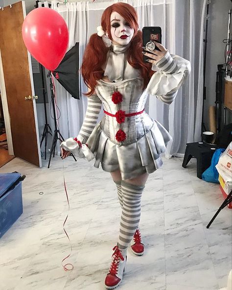 Female Pennywise Costume, Pennywise Halloween Costume, Clown Costume Women, Halloween Circus, Halloween Costume Ideas For Women, Costume Ideas For Women, Hot Halloween Outfits, Halloween Coustumes, Plus Size Halloween Costume