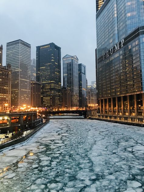 Frozen Chicago River from Michigan Avenue Bridge, Chicago - 8Jan2018 Uic Chicago Aesthetic, Chicago Aesthetic Winter, Ice Skating Chicago, Chicago Winter Aesthetic, Downtown Chicago Winter, Chicago Snow Aesthetic, Downtown Chicago Aesthetic, Snowy Chicago Aesthetic, Snow In Chicago