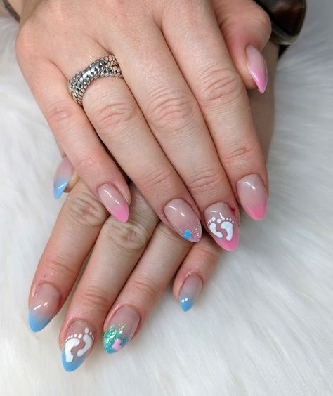 Pink and blue nails Baby Shower Nail Art Designs, Pregnancy Announcement Nails, Baby Shower Nails Ideas, Baby Nails Design Pregnancy, Baby Gender Reveal Nails, Gender Reveal Nails Ideas Simple, Pink And Blue Nails Gender Reveal, Blue Baby Shower Nails, Gender Nails