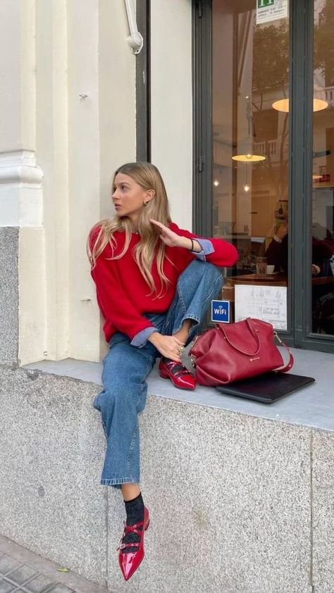 Winter Madrid Outfit, Red 2024 Fashion, Barcelona In Winter Aesthetic, Barcelona Autumn Outfit, Trendy Outfit 2024, Madrid Spain Winter Outfits, Galentines Aesthetic Outfit, Spanish Winter Outfits, Madrid Aesthetic Outfit