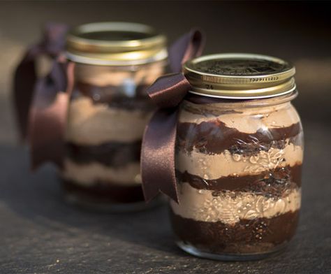 Chocolate cake jar Choco Jar, Jar Photography, Cake Jars, Cake In A Jar, Eat Dessert, Mason Jar Mug, Nutella, Chocolate Cake, Customized Gifts