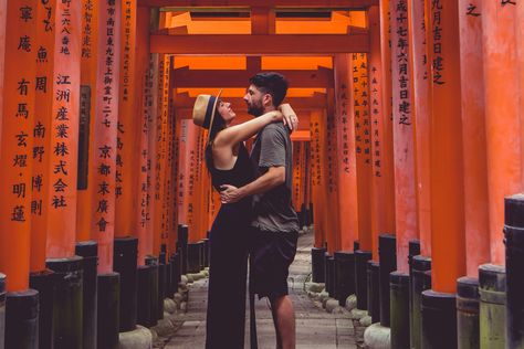 Couple posing at Fushimi Inari Tori Gates Spring Outfits Japan, Tokyo Picture, Japan Photoshoot, Japan Travel Photography, Japan Honeymoon, Fushimi Inari Shrine, Kyoto Itinerary, Japan Autumn, Inari Shrine