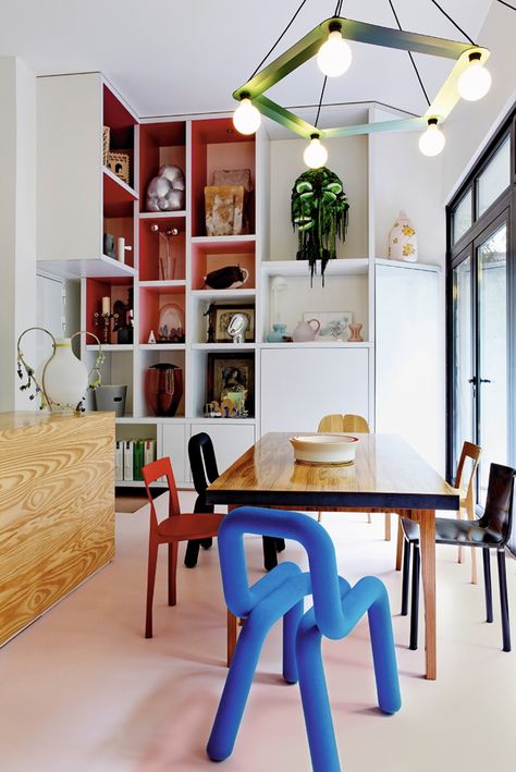 Bold Chairs, Red Bench, Blue Chairs, Dining Room Inspiration, Eclectic Interior, La Fashion, Eclectic Decor, Interior Inspo, Interior Spaces