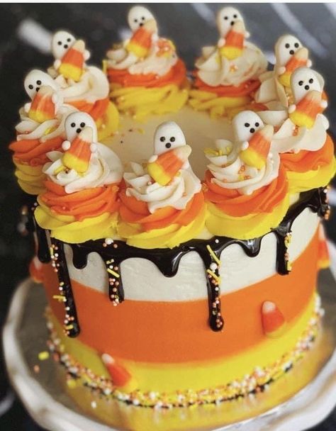 Cake Ideas Halloween, Halloween Cake Decorating Ideas Simple, Cute Fall Cake Designs, Fun Halloween Cakes, Autumn Cake Decorating Ideas, Fall Bday Cakes, Small Halloween Cakes Ideas, Fall Themed Cake Ideas, Halloween Layer Cake