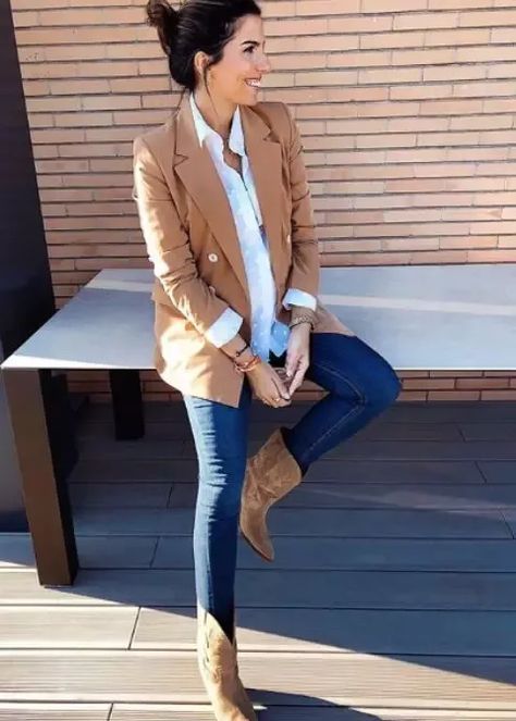 17 looks femeninos usando botas Cowboy- alejarod.com Cowboy Boots Outfit Winter, Chic Mom Outfits, Camel Outfit, Cowboy Boot Outfits, Botas Cowboy, Outfit Botas, Work Work Work, Winter Boots Outfits, Nude Outfits