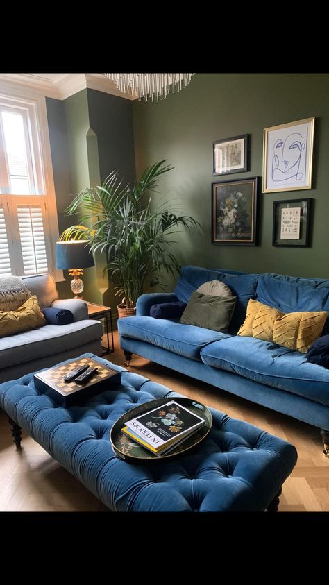 Green Living Room Navy Sofa, Blue Couch Wall Color, Blue And Purple Living Room, Navy Blue Couch Living Room Ideas, Dark Blue Couch Living Room, Navy Couch Living Room Ideas, Blue Sofa Living Room Color Combinations, Navy Blue Sofa Living Room Ideas, Blue Velvet Sofas