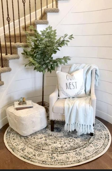 Entryway Ideas With Chair And Table, Rug On Staircase, Entrance Chair Ideas, Round Rug Reading Corner, Corner Foyer Ideas, Landing Nook Ideas Upstairs, Circular Entryway Foyers, Small Corner Entry Way Ideas, Rounded Staircase Entry