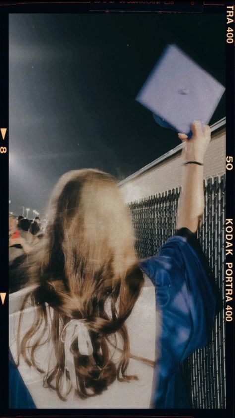 Graduation Pics Aesthetic, Film School Graduation, Highschool Graduation Pictures, Gown Aesthetic, Graduation Pic Ideas, Vintage Graduation, College Pictures, Graduation Look, Grad Photography