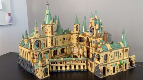 closer look at the combined LEGO Harry Potter Hogwarts Harry Potter Lego, Harry Potter Castle, Lego Village, Best Lego Sets, Harry Potter Lego Sets, Harry Potter Hogwarts Castle, Lego Hogwarts, Harry Potter Set, Lego Jurassic