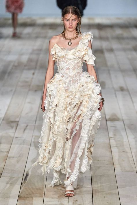 Alexander McQueen Spring 2020 Ready-to-Wear collection Alexander Mcqueen 2020, Ethereal Fashion, Fashion Vibes, Sarah Burton, Mcqueen Fashion, Technology Fashion, Floral Outfit, Fashion 2020, Primavera Estate