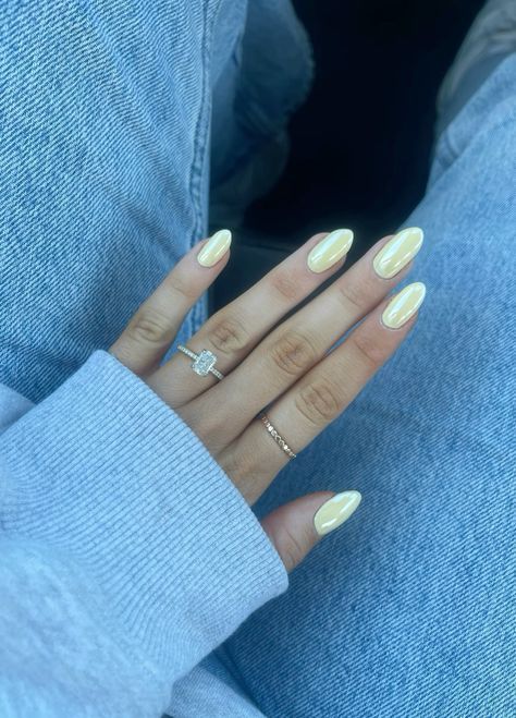 nail art Nails For A Yellow Prom Dress, Nails To Go With A Yellow Dress, Yellow And Chrome Nails, Yellow Chrome Nails Square, Baby Yellow Chrome Nails, Yellow Hoco Nails, Yellow Chrome Almond Nails, Yellow Nails For Prom, Nails To Go With Yellow Dress