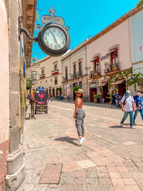 Tourist Photos Poses, Guanajuato Mexico Outfit, Trip To Colombia, Mexico City Travel, Travel Pose, Summer Picture Poses, Travel Pictures Poses, Bff Photoshoot Poses, Photography Posing Guide