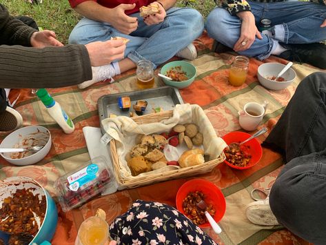 Fall Picnic With Friends, Friendsgiving Picnic Ideas, Fall Themed Picnic, Fall Friend Activities, Fall Picnic Party, October Picnic, Fall Picnic Aesthetic, Chili Cookies, Fall Picnic Ideas