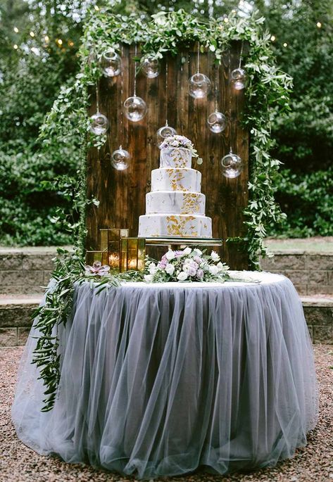 Cake Table Backdrop Ideas, Wedding Cake Table Backdrop, Table Backdrop Ideas, Diy Wedding Cake Table, Wedding Cake Backdrop, Outdoor Wedding Cake, Cake Table Backdrop, Wedding Cake Table Decorations, Cake Backdrops