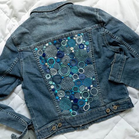 Hand Embroidered Denim, Artisanats Denim, Jean Jacket Diy, Denim Jacket Embroidery, Jeans Bordado, Jean Diy, Upcycled Denim Jacket, Diy Denim Jacket, Denim Embroidery