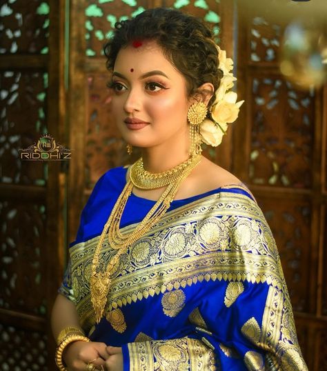 Bengali Hairstyle With Saree, Blue Saree Makeup Look, Bengali Reception Bridal Look, Reception Bride Makeup, Bengali Hairstyle, Bengali Bride Reception Look, Wedding Party Makeup, Wedding Saree Designs, Reception Looks