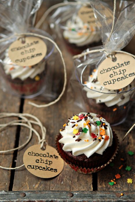 Cupcakes Christmas, Bake Sale Packaging, Cake Stall, Cupcake Packaging, Chocolate Chip Cupcakes, Recipes Book, Cake Packaging, Cook Recipes, Birthday Desserts