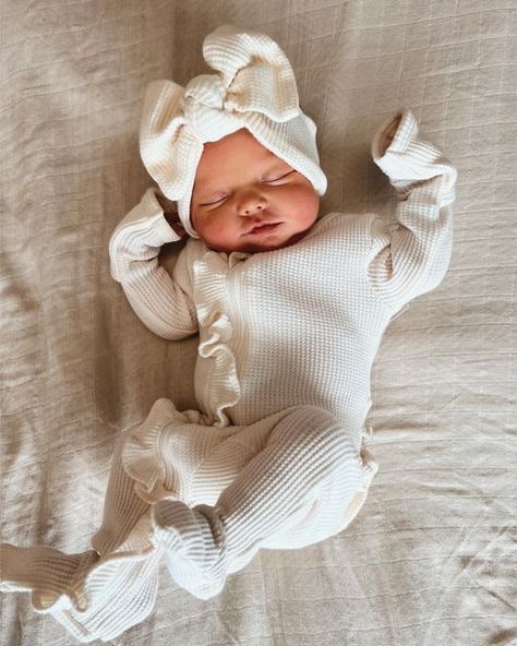 Newborn White Outfit, Newborn Cute Outfits, Hospital Baby Outfit Newborns, Newborn Girl Winter Outfits, Baby Girl Newborn Outfits, Baby Aesthetic Girl, Summer Newborn Outfits, Newborn Winter Outfits, Cute Newborn Babies