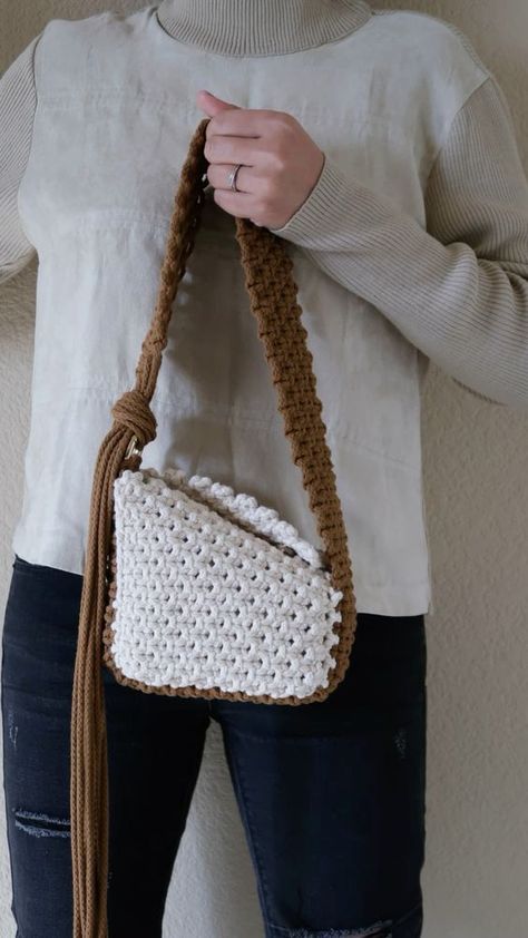 Macrame Shoulder Bag, Macrame Fashion, Macrame Products, Crochet Hand Bags, Shoulder Bag Diy, Canvas Bag Diy, Pola Macrame, Crochet Outfits, Macrame Bracelet Diy