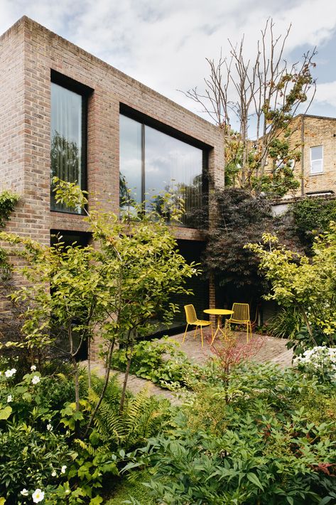 A masterclass in city garden design from Non Morris | House & Garden Naturalistic Garden, Stepping Stone Paths, Building Site, Tiny White Flowers, London Garden, English Country Gardens, London House, City Garden, How To Go